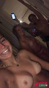Girlfriends Naked Group Selfie - AmateursCrush.com