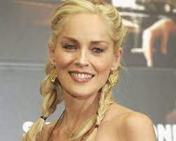 The sharon water department will be flushing hydrants this fall due to an increased number of discolored water. Wahnsinn Sharon Stone Prasentiert Ihren Sexy Korper Aber Irgendetwas Ist Komisch Mannersache