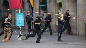 Polizeiliche ermittlungen nach dem attentat in einem zug in würzburg © daniel roland/ afp es bestehe der verdacht, dass der attentäter die tat als mitglied des sogenannten islamischen staats. K 1bildojv1frm