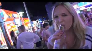video de una chica practicando sexo oral en una discoteca y el.
