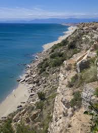 Door haar ligging aan de middellandse zee schijnt de in de omgeving van montpellier vind je stranden, bergen en bossen. 7 Bijzondere Stranden In De Languedoc Roussillon Frankrijk Nl