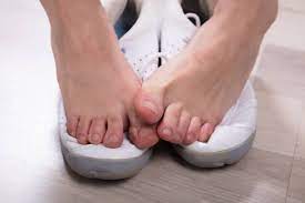 symptoms and causes of smelly toenails