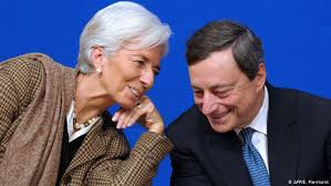 Mario draghi warns that geopolitical risks are threatening the eurozone recovery, as he gives his mario draghi blames slowing global economy, brexit uncertainty and recession fears in germany. Mario Draghi Ubergibt An Christine Lagarde Wirtschaft Dw 28 10 2019