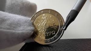 Der wert dieser münzen steigt sprunghaft, wenn es sich bei dem exemplar um eine fehlprägung handelt. 70000 Euro Wertvolle 2 Euro Munze Aus Griechenland Von 2002 Mit S Zerstort Youtube