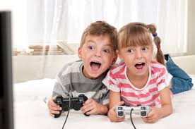 Imagenes sobre un niño jugando con los videojuegos : Ninos Jugando Videojuegos Imagenes Fotos De Stock Libres De Derechos Depositphotos