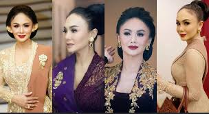 Pernikahan ayu dan enji yang dilaksanakan pada 4 juli 2013 dilakukan secara sederhana di ruang tamu tanpa ada pesta. 4 Pesona Yuni Shara Pakai Kebaya Anggun Bak Putri Kerajaan