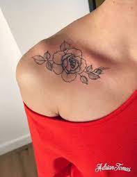Nessa tatuagem feminina no ombro, a ideia é fazer 2 tatuagens iguais logo a baixo da clavícula, é linda e fica perfeito tatuar botânica com flores, folhas, ramos, frutinhas e até passarinhos em galhos. Tatuagem No Ombro Feminina 81 Inspiracoes Perfeitas Muitas Dicas