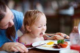 Trẻ ăn thô sớm chưa thấy lợi ích đâu mà còn hại thêm nhiều