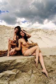 Zwei Schöne Nackte Frauen Auf Sand Am Sommertag Sich Entspannt Lizenzfreie  Fotos, Bilder Und Stock Fotografie. Image 67656980.