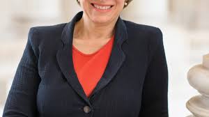 Amy klobuchar went from county prosecutor, and now a us senator and 2020 presidential who was amy klobuchar's direct competition for the nomination? Senator Klobuchar Trustee Barnett 86 To Present Opening Convocation News Carleton College