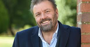 Martin roberts, 56, uses his weekly q&a sessions on twitter to answer anything viewers of homes under the hammer may have about the show, or to advise potential buyers wanting to know when the right time to buy and sell would be. Iyurudwawg1gzm