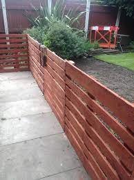 easy pallet fence patio surround 1001
