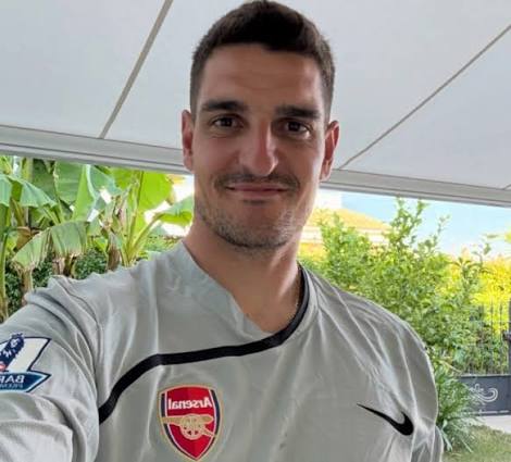 Ex Arsenal Goalkeeper from 2005 Vito Mannone on Instagram 'COYG' once a Gooner♥️