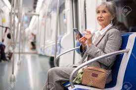 地下鉄の車内でスマートフォンを持つ熟女の写真素材・画像素材 Image 188261641