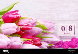 La Journée de la femme, 8 mars carte de vœux, des tulipes roses et  calendrier Photo Stock - Alamy