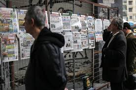 Αποτέλεσμα εικόνας για διαβάζοντας εφημερίδες στο περίπτερο