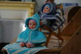 Accessoires de poupées au crochet - La tribu des petits hommes bruns