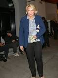 can-a-woman-wear-a-navy-blazer-with-black-pants