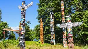 El totem se erige ante el sinnúmero de habitantes de esta ciudad y extiende su sonido para desmerece. Stanley Park Totem Poles Vancouver Book Tickets Tours