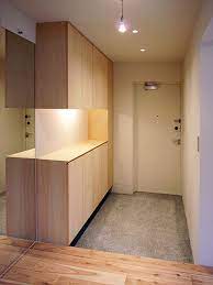 wakaba houseの玄関を振り返って見たところ 左写真 です 玄関入って右側には 中間に飾り棚を設けた靴箱があります クライアントから 玄関にちょっとした飾り棚がほしい という要望はよくいただきますね w アパートのインテリア 玄関 インテリア マンション 家