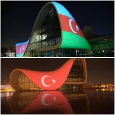 Azerbaycan ile türkiye arasındaki bayrak krizi durulmuyor. Can Azerbaycan Da Haydar Aliyev Merkezi Ne Turk Bayragi Goruntusu Yansitildi