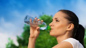 كم لتر ماء يحتاج الجسم في اليوم