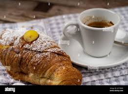 Café italiano cornetto (croissant) y pasteles desayuno almuerzo café caffe  olla y tazas de comida mostrar crema veneziana Fotografía de stock - Alamy