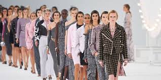 Glitter dress sale with shock price available immediately at our showroom welcome. Defile Chanel Decouvrez Les Looks De La Collection Printemps Ete 2021 Cosmopolitan Fr