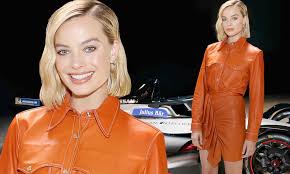 The bold blond actress featured in the ads is brie larson. Margot Robbie Looks Leggy In Orange Skirt For Nissan Launch In La Daily Mail Online