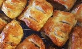 How do you keep sausage rolls from getting soggy in the microwave?