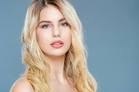 ideal blonde hairstyles for green eyes