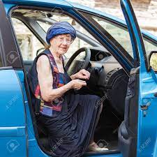 車で幸せなおばあちゃん。歳の女性が運転。高齢者の写真素材・画像素材 Image 78660879