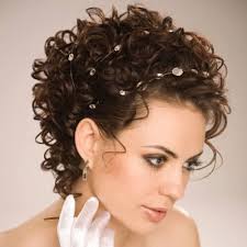 Women with round faces are inclined to have sweeping hairlines, reduced chin, and to vivify your classic layered haircut, mildly curl the ends with a round brush while blow drying. 50 Perfect Short Haircuts For Round Faces Hair Motive Hair Motive