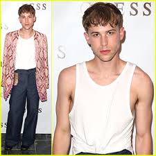 Their career began after graduating with a ba in theatre performance from fordham university lincoln center. 13 Reasons Why Star Tommy Dorfman Is Spontaneous We Definitely Believe It Chloe Lukasiak Danielle Campbell Dnce Luna Blaise Savannah Outen Skai Jackson Tommy Dorfman Violett Beane Just Jared Jr