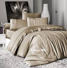 Комплектът е изискан и дизайнерско спално бельо от памучен сатен в меки цветове. Luksozno Spalno Belo Pamuchen Saten Deluxe Square Style Badem