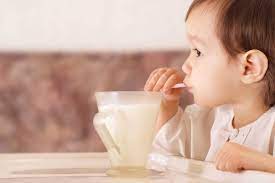 Nên cho bé 7 tháng tuổi uống sữa bằng cốc hay bình sữa?