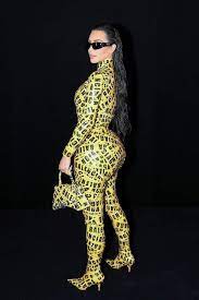 iFLYER: Kim Kardashian（キム・カーダシアン）、テープで作られたバレンシアガのキャットスーツで41歳のスーパー曲線美を披露!!  Kanye West（カニエ・ウェスト）はSNSで離婚を大々的に発表