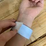 how-do-you-put-a-paper-wristband-on