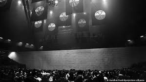 The wall of faces allows family and friends to share memories, post pictures and connect with each other. Pink Floyd Und The Wall Rockshow Wird 40 Jahre Alt Musik Dw 13 02 2021