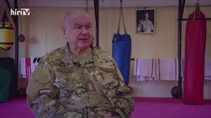Katonai és karatés tiszteletadás mellett emlékeztek furkó kálmán ezredesre, ejtőernyősre, a magyar kyokushin karate egyik megalapítójára csütörtökön szolnokon. Az Elso Magyar Szamuraj Riasztas Hir Tv Youtube