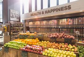 Frutta, verdura e alimenti sfusi freschi e biologici nel negozio di alimenti naturali — Ordine, Conservazione degli alimenti salutari - Stock Photo | #199381924