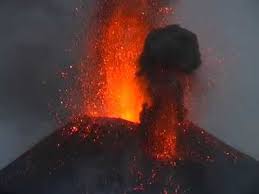 El observatorio etna del instituto nacional de geofísica y vulcanología anunció que se produjo un nuevo desbordamiento de lava desde el cráter. Etna Eruption 2001 Youtube