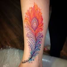 tatuaje de pavo real con plumas