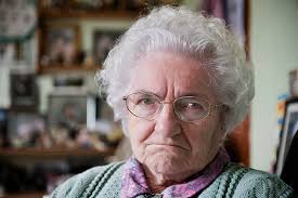 Grumpy Old Woman-foton och fler bilder på Pensionärskvinnor -  Pensionärskvinnor, Tjura, Porträtt - iStock