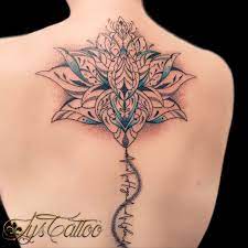 Lys Tattoo - Tatouage dos, colonne vertébrale femme, fleur de lotus  ornementale, électrocardiogramme prénom et dotwork. Un électrocardiogramme  ⚡️(ECG) est un test qui étudie le fonctionnement du cœur 💓 en mesurant son