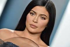 does-kylie-use-her-own-makeup