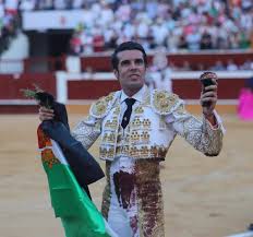 El torero Emilio de Justo vuelve al ruedo cortando dos orejas y abriendo la  puerta grande de la plaza de Soria - Radio Interior