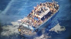 Hundreds of refugees feared dead after boat sinks off Greek coast - World  Socialist Web Site