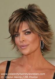 A major summer 2021 haircut trend julien farel, creative director and owner of the julien farel restore salon and spa at new york city's regency hotel, calls out is the curly shag. Lisa Rinna With A Short Layered Hairdo With Textured Ends That Flip Up