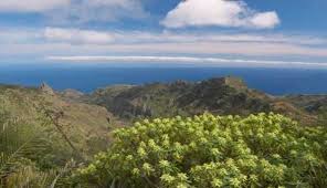 La gomera es una de las ocho islas del archipiélago canario (), la segunda isla más pequeña (tercera si se incluye a la graciosa, considerada una isla menor).la gomera está situada en el océano atlántico, en la parte occidental del archipiélago canario. La Gomera